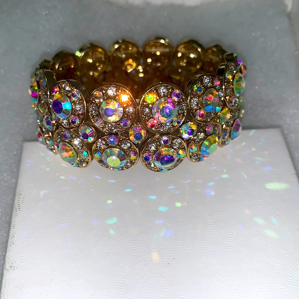 Beautiful gold/AB stone stretch bracelet. Perfect for any formal event